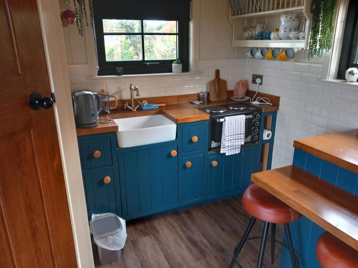 Delightful Shepherds Hut เวสต์พอร์ต ภายนอก รูปภาพ