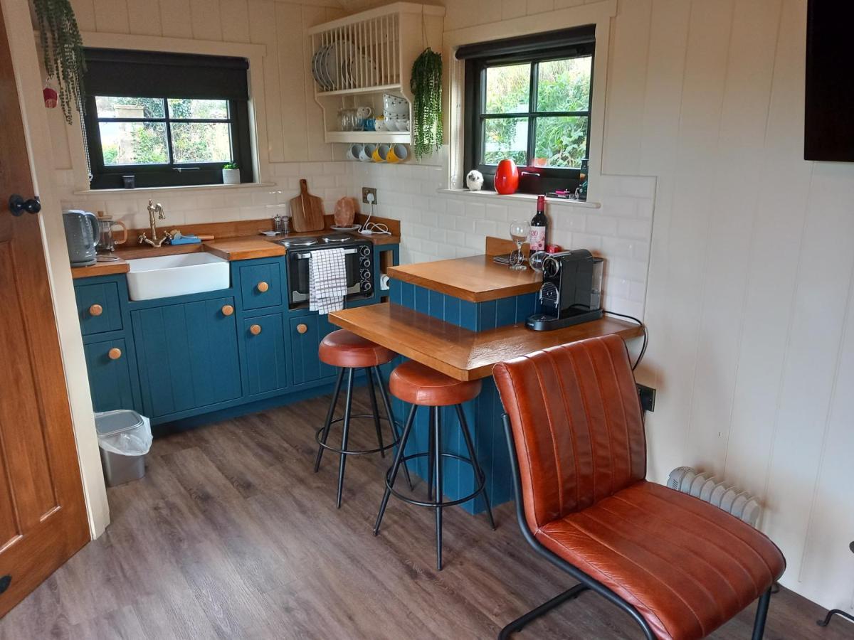 Delightful Shepherds Hut เวสต์พอร์ต ภายนอก รูปภาพ